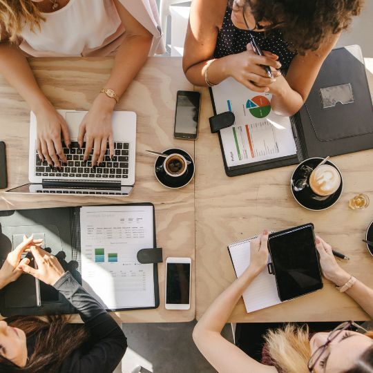 advisory-people-working advisory-people-working